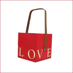 Подарочная коробка с ручкой LOVE красная, S – 16,5х16,5х17 см