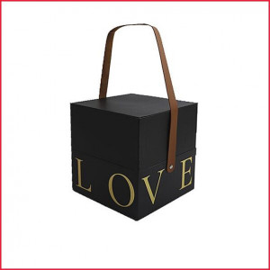 Подарочная коробка с ручкой LOVE черная, S – 16,5х16,5х17 см